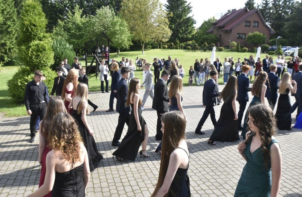 Dnia 12 czerwca odbył się wieczorek klas ósmych. Tego dnia wszyscy uczniowie mieli okazję poczuć się jak gwiazdy na parkiecie, zaczynając od tradycyjnego poloneza. Pięknie ułożone kroki i elegancka atmosfera wprowadziły wszystkich w klimat tej wyjątkowej nocy. Tuż po tanecznym wstępie zabawa rozkręciła się na dobre. DJ zapewnił gorące hity, które porwały wszystkich do tańca. Uczniowie świetnie się bawili, a zdjęcia i filmy stanowią teraz pamiątkę, do której miejmy nadzieję  będą  wracać z uśmiechem przez lata. Wieczorek ósmych klas to nie tylko zabawa, ale także symboliczna chwila pożegnania z Dwójką.