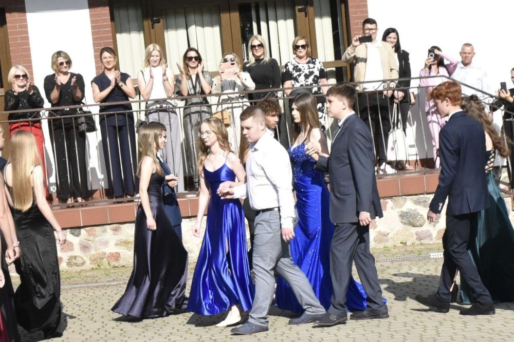 Dnia 12 czerwca odbył się wieczorek klas ósmych. Tego dnia wszyscy uczniowie mieli okazję poczuć się jak gwiazdy na parkiecie, zaczynając od tradycyjnego poloneza. Pięknie ułożone kroki i elegancka atmosfera wprowadziły wszystkich w klimat tej wyjątkowej nocy. Tuż po tanecznym wstępie zabawa rozkręciła się na dobre. DJ zapewnił gorące hity, które porwały wszystkich do tańca. Uczniowie świetnie się bawili, a zdjęcia i filmy stanowią teraz pamiątkę, do której miejmy nadzieję  będą  wracać z uśmiechem przez lata. Wieczorek ósmych klas to nie tylko zabawa, ale także symboliczna chwila pożegnania z Dwójką.