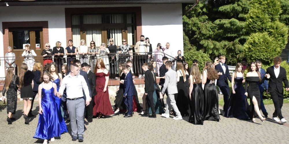 Dnia 12 czerwca odbył się wieczorek klas ósmych. Tego dnia wszyscy uczniowie mieli okazję poczuć się jak gwiazdy na parkiecie, zaczynając od tradycyjnego poloneza. Pięknie ułożone kroki i elegancka atmosfera wprowadziły wszystkich w klimat tej wyjątkowej nocy. Tuż po tanecznym wstępie zabawa rozkręciła się na dobre. DJ zapewnił gorące hity, które porwały wszystkich do tańca. Uczniowie świetnie się bawili, a zdjęcia i filmy stanowią teraz pamiątkę, do której miejmy nadzieję  będą  wracać z uśmiechem przez lata. Wieczorek ósmych klas to nie tylko zabawa, ale także symboliczna chwila pożegnania z Dwójką.