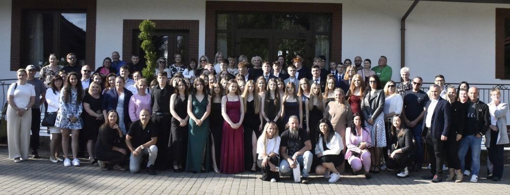 Dnia 12 czerwca odbył się wieczorek klas ósmych. Tego dnia wszyscy uczniowie mieli okazję poczuć się jak gwiazdy na parkiecie, zaczynając od tradycyjnego poloneza. Pięknie ułożone kroki i elegancka atmosfera wprowadziły wszystkich w klimat tej wyjątkowej nocy. Tuż po tanecznym wstępie zabawa rozkręciła się na dobre. DJ zapewnił gorące hity, które porwały wszystkich do tańca. Uczniowie świetnie się bawili, a zdjęcia i filmy stanowią teraz pamiątkę, do której miejmy nadzieję  będą  wracać z uśmiechem przez lata. Wieczorek ósmych klas to nie tylko zabawa, ale także symboliczna chwila pożegnania z Dwójką.