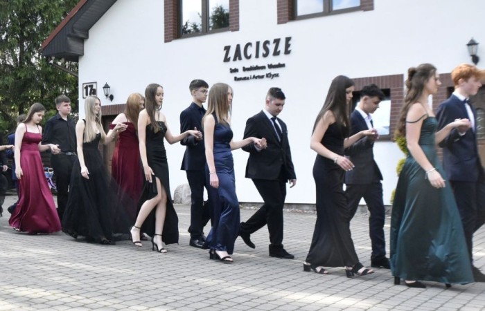 Dnia 12 czerwca odbył się wieczorek klas ósmych. Tego dnia wszyscy uczniowie mieli okazję poczuć się jak gwiazdy na parkiecie, zaczynając od tradycyjnego poloneza. Pięknie ułożone kroki i elegancka atmosfera wprowadziły wszystkich w klimat tej wyjątkowej nocy. Tuż po tanecznym wstępie zabawa rozkręciła się na dobre. DJ zapewnił gorące hity, które porwały wszystkich do tańca. Uczniowie świetnie się bawili, a zdjęcia i filmy stanowią teraz pamiątkę, do której miejmy nadzieję  będą  wracać z uśmiechem przez lata. Wieczorek ósmych klas to nie tylko zabawa, ale także symboliczna chwila pożegnania z Dwójką.