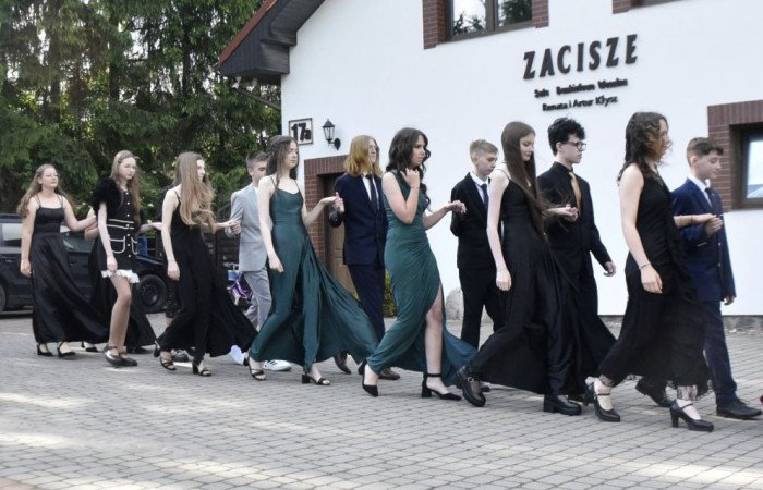 Dnia 12 czerwca odbył się wieczorek klas ósmych. Tego dnia wszyscy uczniowie mieli okazję poczuć się jak gwiazdy na parkiecie, zaczynając od tradycyjnego poloneza. Pięknie ułożone kroki i elegancka atmosfera wprowadziły wszystkich w klimat tej wyjątkowej nocy. Tuż po tanecznym wstępie zabawa rozkręciła się na dobre. DJ zapewnił gorące hity, które porwały wszystkich do tańca. Uczniowie świetnie się bawili, a zdjęcia i filmy stanowią teraz pamiątkę, do której miejmy nadzieję  będą  wracać z uśmiechem przez lata. Wieczorek ósmych klas to nie tylko zabawa, ale także symboliczna chwila pożegnania z Dwójką.