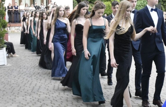 Dnia 12 czerwca odbył się wieczorek klas ósmych. Tego dnia wszyscy uczniowie mieli okazję poczuć się jak gwiazdy na parkiecie, zaczynając od tradycyjnego poloneza. Pięknie ułożone kroki i elegancka atmosfera wprowadziły wszystkich w klimat tej wyjątkowej nocy. Tuż po tanecznym wstępie zabawa rozkręciła się na dobre. DJ zapewnił gorące hity, które porwały wszystkich do tańca. Uczniowie świetnie się bawili, a zdjęcia i filmy stanowią teraz pamiątkę, do której miejmy nadzieję  będą  wracać z uśmiechem przez lata. Wieczorek ósmych klas to nie tylko zabawa, ale także symboliczna chwila pożegnania z Dwójką.