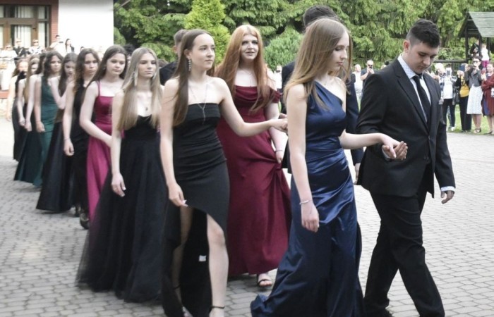 Dnia 12 czerwca odbył się wieczorek klas ósmych. Tego dnia wszyscy uczniowie mieli okazję poczuć się jak gwiazdy na parkiecie, zaczynając od tradycyjnego poloneza. Pięknie ułożone kroki i elegancka atmosfera wprowadziły wszystkich w klimat tej wyjątkowej nocy. Tuż po tanecznym wstępie zabawa rozkręciła się na dobre. DJ zapewnił gorące hity, które porwały wszystkich do tańca. Uczniowie świetnie się bawili, a zdjęcia i filmy stanowią teraz pamiątkę, do której miejmy nadzieję  będą  wracać z uśmiechem przez lata. Wieczorek ósmych klas to nie tylko zabawa, ale także symboliczna chwila pożegnania z Dwójką.