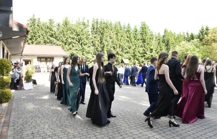 Dnia 12 czerwca odbył się wieczorek klas ósmych. Tego dnia wszyscy uczniowie mieli okazję poczuć się jak gwiazdy na parkiecie, zaczynając od tradycyjnego poloneza. Pięknie ułożone kroki i elegancka atmosfera wprowadziły wszystkich w klimat tej wyjątkowej nocy. Tuż po tanecznym wstępie zabawa rozkręciła się na dobre. DJ zapewnił gorące hity, które porwały wszystkich do tańca. Uczniowie świetnie się bawili, a zdjęcia i filmy stanowią teraz pamiątkę, do której miejmy nadzieję  będą  wracać z uśmiechem przez lata. Wieczorek ósmych klas to nie tylko zabawa, ale także symboliczna chwila pożegnania z Dwójką.