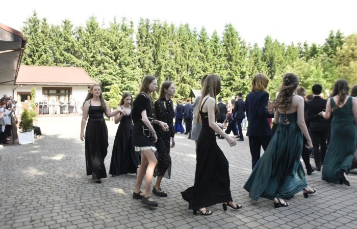 Dnia 12 czerwca odbył się wieczorek klas ósmych. Tego dnia wszyscy uczniowie mieli okazję poczuć się jak gwiazdy na parkiecie, zaczynając od tradycyjnego poloneza. Pięknie ułożone kroki i elegancka atmosfera wprowadziły wszystkich w klimat tej wyjątkowej nocy. Tuż po tanecznym wstępie zabawa rozkręciła się na dobre. DJ zapewnił gorące hity, które porwały wszystkich do tańca. Uczniowie świetnie się bawili, a zdjęcia i filmy stanowią teraz pamiątkę, do której miejmy nadzieję  będą  wracać z uśmiechem przez lata. Wieczorek ósmych klas to nie tylko zabawa, ale także symboliczna chwila pożegnania z Dwójką.