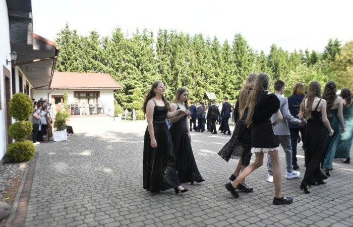 Dnia 12 czerwca odbył się wieczorek klas ósmych. Tego dnia wszyscy uczniowie mieli okazję poczuć się jak gwiazdy na parkiecie, zaczynając od tradycyjnego poloneza. Pięknie ułożone kroki i elegancka atmosfera wprowadziły wszystkich w klimat tej wyjątkowej nocy. Tuż po tanecznym wstępie zabawa rozkręciła się na dobre. DJ zapewnił gorące hity, które porwały wszystkich do tańca. Uczniowie świetnie się bawili, a zdjęcia i filmy stanowią teraz pamiątkę, do której miejmy nadzieję  będą  wracać z uśmiechem przez lata. Wieczorek ósmych klas to nie tylko zabawa, ale także symboliczna chwila pożegnania z Dwójką.