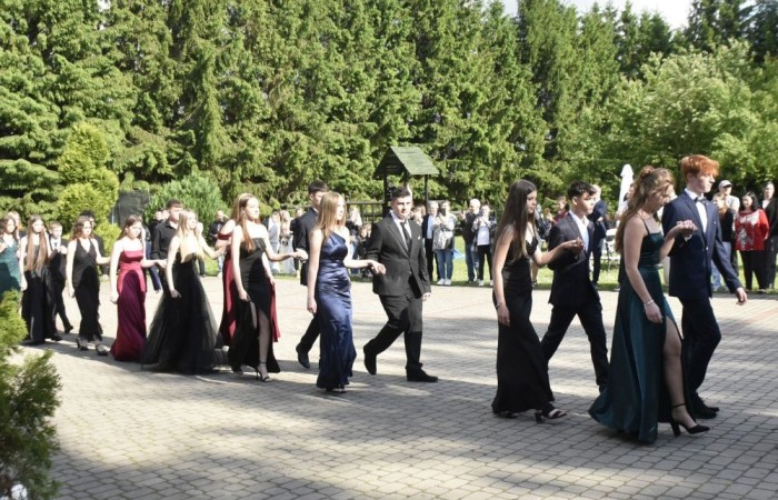 Dnia 12 czerwca odbył się wieczorek klas ósmych. Tego dnia wszyscy uczniowie mieli okazję poczuć się jak gwiazdy na parkiecie, zaczynając od tradycyjnego poloneza. Pięknie ułożone kroki i elegancka atmosfera wprowadziły wszystkich w klimat tej wyjątkowej nocy. Tuż po tanecznym wstępie zabawa rozkręciła się na dobre. DJ zapewnił gorące hity, które porwały wszystkich do tańca. Uczniowie świetnie się bawili, a zdjęcia i filmy stanowią teraz pamiątkę, do której miejmy nadzieję  będą  wracać z uśmiechem przez lata. Wieczorek ósmych klas to nie tylko zabawa, ale także symboliczna chwila pożegnania z Dwójką.