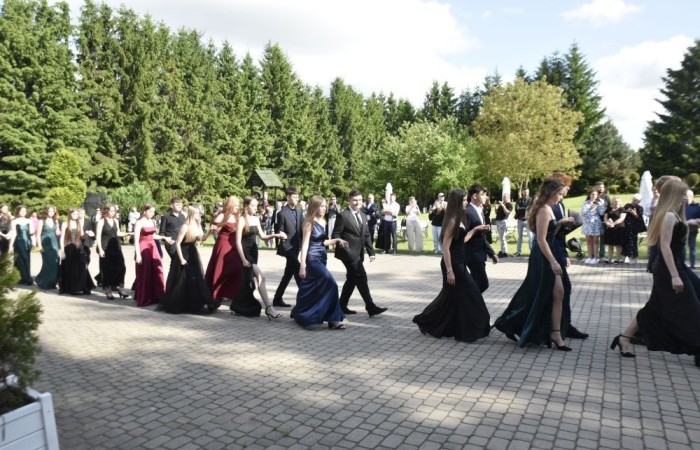 Dnia 12 czerwca odbył się wieczorek klas ósmych. Tego dnia wszyscy uczniowie mieli okazję poczuć się jak gwiazdy na parkiecie, zaczynając od tradycyjnego poloneza. Pięknie ułożone kroki i elegancka atmosfera wprowadziły wszystkich w klimat tej wyjątkowej nocy. Tuż po tanecznym wstępie zabawa rozkręciła się na dobre. DJ zapewnił gorące hity, które porwały wszystkich do tańca. Uczniowie świetnie się bawili, a zdjęcia i filmy stanowią teraz pamiątkę, do której miejmy nadzieję  będą  wracać z uśmiechem przez lata. Wieczorek ósmych klas to nie tylko zabawa, ale także symboliczna chwila pożegnania z Dwójką.