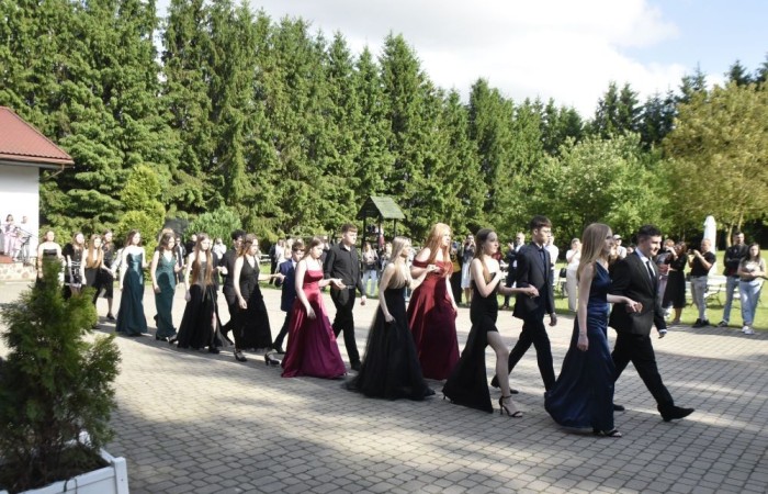 Dnia 12 czerwca odbył się wieczorek klas ósmych. Tego dnia wszyscy uczniowie mieli okazję poczuć się jak gwiazdy na parkiecie, zaczynając od tradycyjnego poloneza. Pięknie ułożone kroki i elegancka atmosfera wprowadziły wszystkich w klimat tej wyjątkowej nocy. Tuż po tanecznym wstępie zabawa rozkręciła się na dobre. DJ zapewnił gorące hity, które porwały wszystkich do tańca. Uczniowie świetnie się bawili, a zdjęcia i filmy stanowią teraz pamiątkę, do której miejmy nadzieję  będą  wracać z uśmiechem przez lata. Wieczorek ósmych klas to nie tylko zabawa, ale także symboliczna chwila pożegnania z Dwójką.