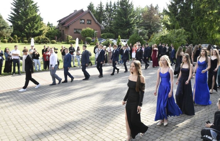 Dnia 12 czerwca odbył się wieczorek klas ósmych. Tego dnia wszyscy uczniowie mieli okazję poczuć się jak gwiazdy na parkiecie, zaczynając od tradycyjnego poloneza. Pięknie ułożone kroki i elegancka atmosfera wprowadziły wszystkich w klimat tej wyjątkowej nocy. Tuż po tanecznym wstępie zabawa rozkręciła się na dobre. DJ zapewnił gorące hity, które porwały wszystkich do tańca. Uczniowie świetnie się bawili, a zdjęcia i filmy stanowią teraz pamiątkę, do której miejmy nadzieję  będą  wracać z uśmiechem przez lata. Wieczorek ósmych klas to nie tylko zabawa, ale także symboliczna chwila pożegnania z Dwójką.