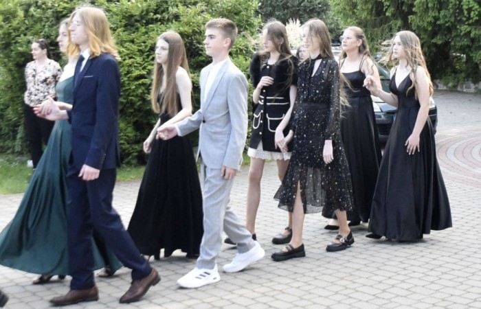 Dnia 12 czerwca odbył się wieczorek klas ósmych. Tego dnia wszyscy uczniowie mieli okazję poczuć się jak gwiazdy na parkiecie, zaczynając od tradycyjnego poloneza. Pięknie ułożone kroki i elegancka atmosfera wprowadziły wszystkich w klimat tej wyjątkowej nocy. Tuż po tanecznym wstępie zabawa rozkręciła się na dobre. DJ zapewnił gorące hity, które porwały wszystkich do tańca. Uczniowie świetnie się bawili, a zdjęcia i filmy stanowią teraz pamiątkę, do której miejmy nadzieję  będą  wracać z uśmiechem przez lata. Wieczorek ósmych klas to nie tylko zabawa, ale także symboliczna chwila pożegnania z Dwójką.