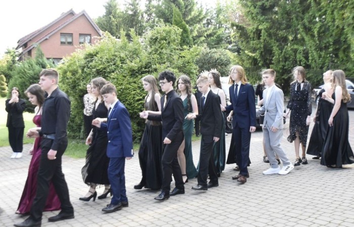 Dnia 12 czerwca odbył się wieczorek klas ósmych. Tego dnia wszyscy uczniowie mieli okazję poczuć się jak gwiazdy na parkiecie, zaczynając od tradycyjnego poloneza. Pięknie ułożone kroki i elegancka atmosfera wprowadziły wszystkich w klimat tej wyjątkowej nocy. Tuż po tanecznym wstępie zabawa rozkręciła się na dobre. DJ zapewnił gorące hity, które porwały wszystkich do tańca. Uczniowie świetnie się bawili, a zdjęcia i filmy stanowią teraz pamiątkę, do której miejmy nadzieję  będą  wracać z uśmiechem przez lata. Wieczorek ósmych klas to nie tylko zabawa, ale także symboliczna chwila pożegnania z Dwójką.