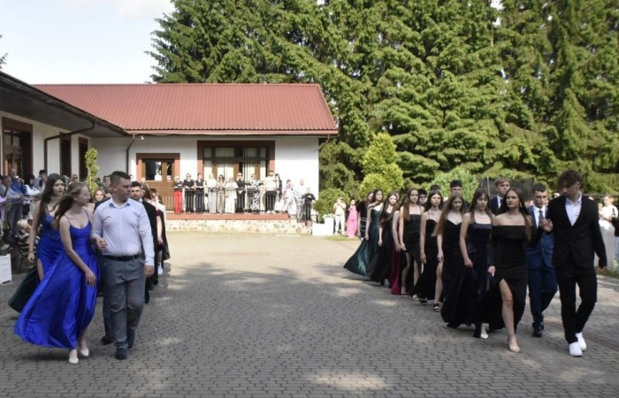 Dnia 12 czerwca odbył się wieczorek klas ósmych. Tego dnia wszyscy uczniowie mieli okazję poczuć się jak gwiazdy na parkiecie, zaczynając od tradycyjnego poloneza. Pięknie ułożone kroki i elegancka atmosfera wprowadziły wszystkich w klimat tej wyjątkowej nocy. Tuż po tanecznym wstępie zabawa rozkręciła się na dobre. DJ zapewnił gorące hity, które porwały wszystkich do tańca. Uczniowie świetnie się bawili, a zdjęcia i filmy stanowią teraz pamiątkę, do której miejmy nadzieję  będą  wracać z uśmiechem przez lata. Wieczorek ósmych klas to nie tylko zabawa, ale także symboliczna chwila pożegnania z Dwójką.
