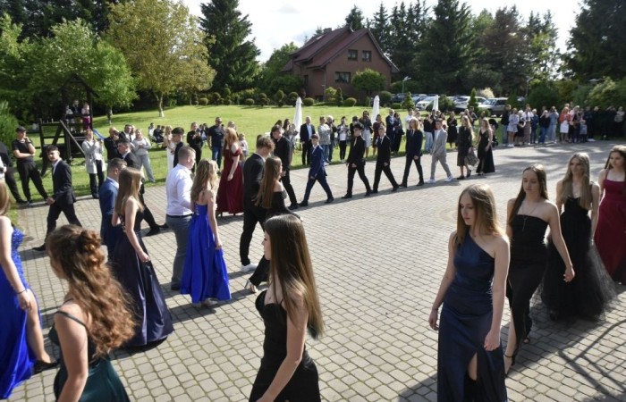 Dnia 12 czerwca odbył się wieczorek klas ósmych. Tego dnia wszyscy uczniowie mieli okazję poczuć się jak gwiazdy na parkiecie, zaczynając od tradycyjnego poloneza. Pięknie ułożone kroki i elegancka atmosfera wprowadziły wszystkich w klimat tej wyjątkowej nocy. Tuż po tanecznym wstępie zabawa rozkręciła się na dobre. DJ zapewnił gorące hity, które porwały wszystkich do tańca. Uczniowie świetnie się bawili, a zdjęcia i filmy stanowią teraz pamiątkę, do której miejmy nadzieję  będą  wracać z uśmiechem przez lata. Wieczorek ósmych klas to nie tylko zabawa, ale także symboliczna chwila pożegnania z Dwójką.