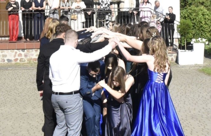 Dnia 12 czerwca odbył się wieczorek klas ósmych. Tego dnia wszyscy uczniowie mieli okazję poczuć się jak gwiazdy na parkiecie, zaczynając od tradycyjnego poloneza. Pięknie ułożone kroki i elegancka atmosfera wprowadziły wszystkich w klimat tej wyjątkowej nocy. Tuż po tanecznym wstępie zabawa rozkręciła się na dobre. DJ zapewnił gorące hity, które porwały wszystkich do tańca. Uczniowie świetnie się bawili, a zdjęcia i filmy stanowią teraz pamiątkę, do której miejmy nadzieję  będą  wracać z uśmiechem przez lata. Wieczorek ósmych klas to nie tylko zabawa, ale także symboliczna chwila pożegnania z Dwójką.