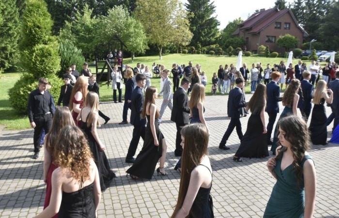 Dnia 12 czerwca odbył się wieczorek klas ósmych. Tego dnia wszyscy uczniowie mieli okazję poczuć się jak gwiazdy na parkiecie, zaczynając od tradycyjnego poloneza. Pięknie ułożone kroki i elegancka atmosfera wprowadziły wszystkich w klimat tej wyjątkowej nocy. Tuż po tanecznym wstępie zabawa rozkręciła się na dobre. DJ zapewnił gorące hity, które porwały wszystkich do tańca. Uczniowie świetnie się bawili, a zdjęcia i filmy stanowią teraz pamiątkę, do której miejmy nadzieję  będą  wracać z uśmiechem przez lata. Wieczorek ósmych klas to nie tylko zabawa, ale także symboliczna chwila pożegnania z Dwójką.