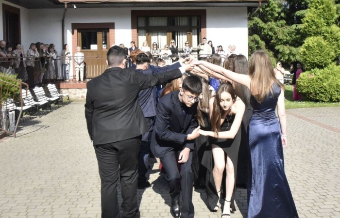 Dnia 12 czerwca odbył się wieczorek klas ósmych. Tego dnia wszyscy uczniowie mieli okazję poczuć się jak gwiazdy na parkiecie, zaczynając od tradycyjnego poloneza. Pięknie ułożone kroki i elegancka atmosfera wprowadziły wszystkich w klimat tej wyjątkowej nocy. Tuż po tanecznym wstępie zabawa rozkręciła się na dobre. DJ zapewnił gorące hity, które porwały wszystkich do tańca. Uczniowie świetnie się bawili, a zdjęcia i filmy stanowią teraz pamiątkę, do której miejmy nadzieję  będą  wracać z uśmiechem przez lata. Wieczorek ósmych klas to nie tylko zabawa, ale także symboliczna chwila pożegnania z Dwójką.