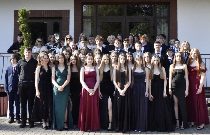 Dnia 12 czerwca odbył się wieczorek klas ósmych. Tego dnia wszyscy uczniowie mieli okazję poczuć się jak gwiazdy na parkiecie, zaczynając od tradycyjnego poloneza. Pięknie ułożone kroki i elegancka atmosfera wprowadziły wszystkich w klimat tej wyjątkowej nocy. Tuż po tanecznym wstępie zabawa rozkręciła się na dobre. DJ zapewnił gorące hity, które porwały wszystkich do tańca. Uczniowie świetnie się bawili, a zdjęcia i filmy stanowią teraz pamiątkę, do której miejmy nadzieję  będą  wracać z uśmiechem przez lata. Wieczorek ósmych klas to nie tylko zabawa, ale także symboliczna chwila pożegnania z Dwójką.