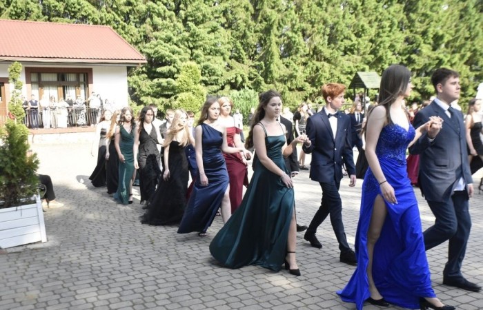 Dnia 12 czerwca odbył się wieczorek klas ósmych. Tego dnia wszyscy uczniowie mieli okazję poczuć się jak gwiazdy na parkiecie, zaczynając od tradycyjnego poloneza. Pięknie ułożone kroki i elegancka atmosfera wprowadziły wszystkich w klimat tej wyjątkowej nocy. Tuż po tanecznym wstępie zabawa rozkręciła się na dobre. DJ zapewnił gorące hity, które porwały wszystkich do tańca. Uczniowie świetnie się bawili, a zdjęcia i filmy stanowią teraz pamiątkę, do której miejmy nadzieję  będą  wracać z uśmiechem przez lata. Wieczorek ósmych klas to nie tylko zabawa, ale także symboliczna chwila pożegnania z Dwójką.