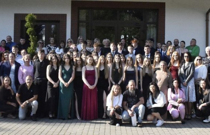 Dnia 12 czerwca odbył się wieczorek klas ósmych. Tego dnia wszyscy uczniowie mieli okazję poczuć się jak gwiazdy na parkiecie, zaczynając od tradycyjnego poloneza. Pięknie ułożone kroki i elegancka atmosfera wprowadziły wszystkich w klimat tej wyjątkowej nocy. Tuż po tanecznym wstępie zabawa rozkręciła się na dobre. DJ zapewnił gorące hity, które porwały wszystkich do tańca. Uczniowie świetnie się bawili, a zdjęcia i filmy stanowią teraz pamiątkę, do której miejmy nadzieję  będą  wracać z uśmiechem przez lata. Wieczorek ósmych klas to nie tylko zabawa, ale także symboliczna chwila pożegnania z Dwójką.