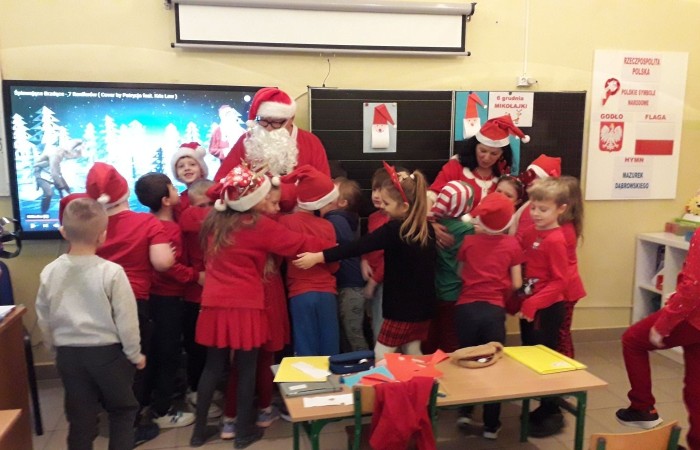 	Już od pierwszej lekcji dzieci z klas I-III  niecierpliwie czekały na Mikoła-ja. Założyły czerwone czapeczki, reniferowe rogi, stroje elfów. Przygotowały także piosenki i wierszyki. Kiedy za oknem ujrzały wędrującego Mikołaja z Ola-fem oraz mikołajowych pomocników na motocyklach, zaczęły nasłuchiwać. Na-gle długo wyczekiwany gość pojawił się w drzwiach razem z przesympatyczną Mikołajką. Okrzykom radości nie było końca. Każdy otrzymał prezent i mnó-stwo słodyczy, a także wspaniałe życzenia zdrowia i samych szóstek w szkole. 
To były wspaniałe mikołajki! 
Dziękujemy Mikołaju i do zobaczenia za rok! 
