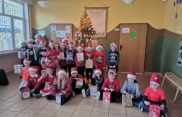 	Już od pierwszej lekcji dzieci z klas I-III  niecierpliwie czekały na Mikoła-ja. Założyły czerwone czapeczki, reniferowe rogi, stroje elfów. Przygotowały także piosenki i wierszyki. Kiedy za oknem ujrzały wędrującego Mikołaja z Ola-fem oraz mikołajowych pomocników na motocyklach, zaczęły nasłuchiwać. Na-gle długo wyczekiwany gość pojawił się w drzwiach razem z przesympatyczną Mikołajką. Okrzykom radości nie było końca. Każdy otrzymał prezent i mnó-stwo słodyczy, a także wspaniałe życzenia zdrowia i samych szóstek w szkole. 
To były wspaniałe mikołajki! 
Dziękujemy Mikołaju i do zobaczenia za rok! 
