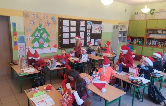 	Już od pierwszej lekcji dzieci z klas I-III  niecierpliwie czekały na Mikoła-ja. Założyły czerwone czapeczki, reniferowe rogi, stroje elfów. Przygotowały także piosenki i wierszyki. Kiedy za oknem ujrzały wędrującego Mikołaja z Ola-fem oraz mikołajowych pomocników na motocyklach, zaczęły nasłuchiwać. Na-gle długo wyczekiwany gość pojawił się w drzwiach razem z przesympatyczną Mikołajką. Okrzykom radości nie było końca. Każdy otrzymał prezent i mnó-stwo słodyczy, a także wspaniałe życzenia zdrowia i samych szóstek w szkole. 
To były wspaniałe mikołajki! 
Dziękujemy Mikołaju i do zobaczenia za rok! 
