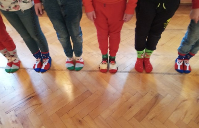 	Już od pierwszej lekcji dzieci z klas I-III  niecierpliwie czekały na Mikoła-ja. Założyły czerwone czapeczki, reniferowe rogi, stroje elfów. Przygotowały także piosenki i wierszyki. Kiedy za oknem ujrzały wędrującego Mikołaja z Ola-fem oraz mikołajowych pomocników na motocyklach, zaczęły nasłuchiwać. Na-gle długo wyczekiwany gość pojawił się w drzwiach razem z przesympatyczną Mikołajką. Okrzykom radości nie było końca. Każdy otrzymał prezent i mnó-stwo słodyczy, a także wspaniałe życzenia zdrowia i samych szóstek w szkole. 
To były wspaniałe mikołajki! 
Dziękujemy Mikołaju i do zobaczenia za rok! 
