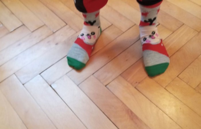 	Już od pierwszej lekcji dzieci z klas I-III  niecierpliwie czekały na Mikoła-ja. Założyły czerwone czapeczki, reniferowe rogi, stroje elfów. Przygotowały także piosenki i wierszyki. Kiedy za oknem ujrzały wędrującego Mikołaja z Ola-fem oraz mikołajowych pomocników na motocyklach, zaczęły nasłuchiwać. Na-gle długo wyczekiwany gość pojawił się w drzwiach razem z przesympatyczną Mikołajką. Okrzykom radości nie było końca. Każdy otrzymał prezent i mnó-stwo słodyczy, a także wspaniałe życzenia zdrowia i samych szóstek w szkole. 
To były wspaniałe mikołajki! 
Dziękujemy Mikołaju i do zobaczenia za rok! 
