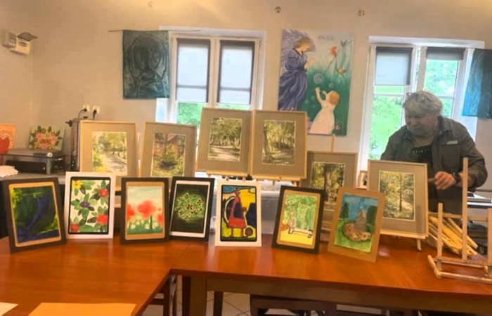 Dnia 10.06.2025 r. odbyły się warsztaty plastyczne w Aniołowie w ramach współpracy naszej szkoły ze Stowarzyszeniem Na Rzecz Rozwoju Wsi „ Aniołowo”. Plener artystyczny z udziałem malarza Andrzeja Szwemińskiego był niesamowitą inspiracją do namalowania akwareli przedstawiających urokliwe zakątki Aniołowa. Uczennice klasy 7b miały okazję pod czujny okiem artysty eksperymentować akwarelami tworząc warstwy kolorów oraz subtelne przejścia i efekty. Prace plastyczne będą zaprezentowanie podczas XX Zlotu Miłośników Aniołów, który odbędzie się  dnia 05.07.2025 r.