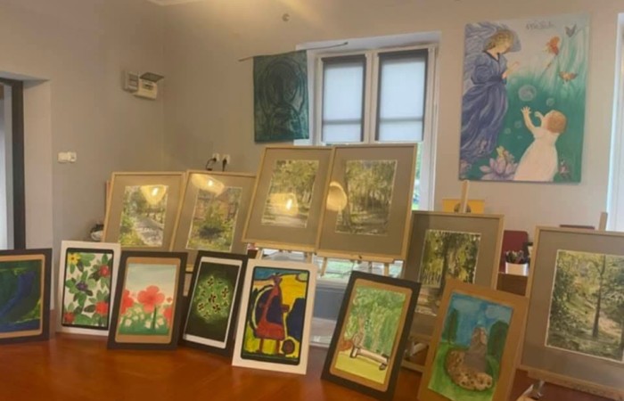 Dnia 10.06.2025 r. odbyły się warsztaty plastyczne w Aniołowie w ramach współpracy naszej szkoły ze Stowarzyszeniem Na Rzecz Rozwoju Wsi „ Aniołowo”. Plener artystyczny z udziałem malarza Andrzeja Szwemińskiego był niesamowitą inspiracją do namalowania akwareli przedstawiających urokliwe zakątki Aniołowa. Uczennice klasy 7b miały okazję pod czujny okiem artysty eksperymentować akwarelami tworząc warstwy kolorów oraz subtelne przejścia i efekty. Prace plastyczne będą zaprezentowanie podczas XX Zlotu Miłośników Aniołów, który odbędzie się  dnia 05.07.2025 r.