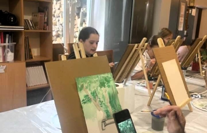 Dnia 10.06.2025 r. odbyły się warsztaty plastyczne w Aniołowie w ramach współpracy naszej szkoły ze Stowarzyszeniem Na Rzecz Rozwoju Wsi „ Aniołowo”. Plener artystyczny z udziałem malarza Andrzeja Szwemińskiego był niesamowitą inspiracją do namalowania akwareli przedstawiających urokliwe zakątki Aniołowa. Uczennice klasy 7b miały okazję pod czujny okiem artysty eksperymentować akwarelami tworząc warstwy kolorów oraz subtelne przejścia i efekty. Prace plastyczne będą zaprezentowanie podczas XX Zlotu Miłośników Aniołów, który odbędzie się  dnia 05.07.2025 r.