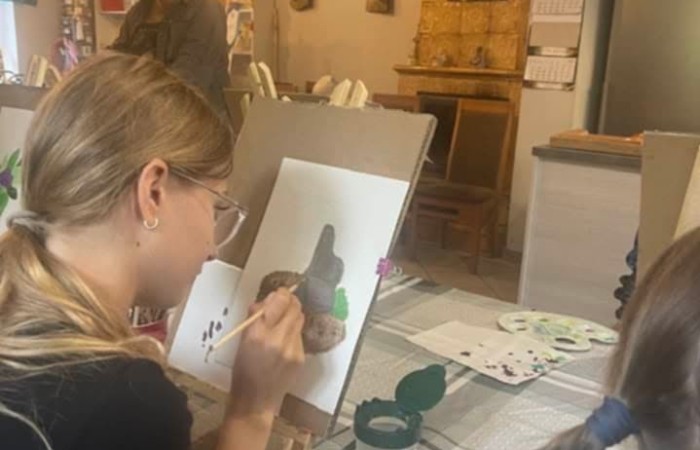 Dnia 10.06.2025 r. odbyły się warsztaty plastyczne w Aniołowie w ramach współpracy naszej szkoły ze Stowarzyszeniem Na Rzecz Rozwoju Wsi „ Aniołowo”. Plener artystyczny z udziałem malarza Andrzeja Szwemińskiego był niesamowitą inspiracją do namalowania akwareli przedstawiających urokliwe zakątki Aniołowa. Uczennice klasy 7b miały okazję pod czujny okiem artysty eksperymentować akwarelami tworząc warstwy kolorów oraz subtelne przejścia i efekty. Prace plastyczne będą zaprezentowanie podczas XX Zlotu Miłośników Aniołów, który odbędzie się  dnia 05.07.2025 r.