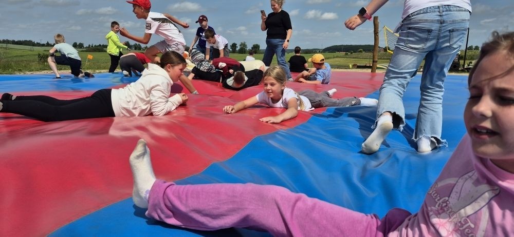 17 czerwca uczniowie klas drugich mieli okazję spędzić niezapomniany dzień w malowniczej Zagrodzie Kociewskiej. Program wycieczki obfitował w atrakcje, a jedną z najciekawszych były kreatywne warsztaty emalierskie. Dzieci dowiedziały się, czym jest emalia i jak powstają naczynia emaliowane. W części praktycznej każdy uczestnik mógł samodzielnie ozdobić ceramiczny magnes przy użyciu specjalnych markerów. Powstały w ten sposób wyjątkowe, kolorowe prace – prawdziwe małe dzieła sztuki, które będą piękną pamiątką na lata. Po warsztatach przyszedł czas na relaks i zabawę. Uczniowie korzystali z uroków otoczenia – bawili się na świeżym powietrzu, zwiedzali zagrodę i dokarmiali zwierzęta. Szerokie uśmiechy na twarzach dzieci, gdy wracały do szkoły, były najlepszym dowodem na to, że wyjazd był udany.