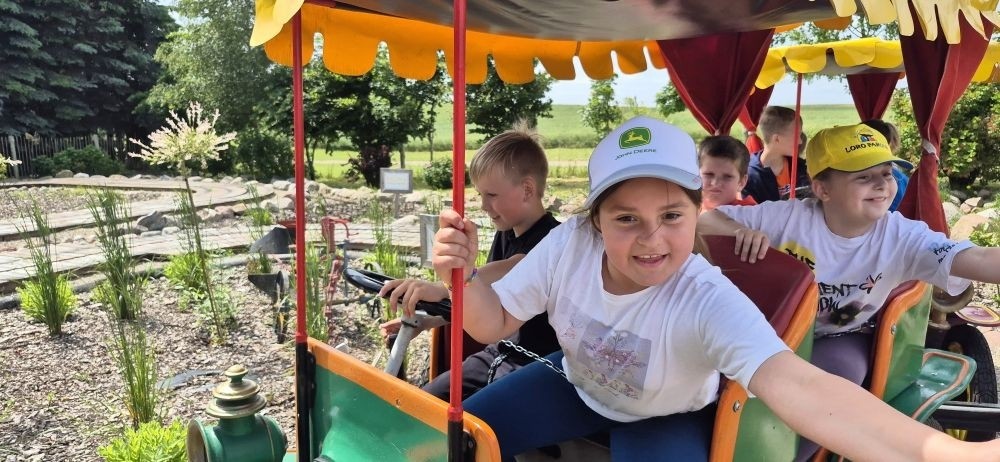 17 czerwca uczniowie klas drugich mieli okazję spędzić niezapomniany dzień w malowniczej Zagrodzie Kociewskiej. Program wycieczki obfitował w atrakcje, a jedną z najciekawszych były kreatywne warsztaty emalierskie. Dzieci dowiedziały się, czym jest emalia i jak powstają naczynia emaliowane. W części praktycznej każdy uczestnik mógł samodzielnie ozdobić ceramiczny magnes przy użyciu specjalnych markerów. Powstały w ten sposób wyjątkowe, kolorowe prace – prawdziwe małe dzieła sztuki, które będą piękną pamiątką na lata. Po warsztatach przyszedł czas na relaks i zabawę. Uczniowie korzystali z uroków otoczenia – bawili się na świeżym powietrzu, zwiedzali zagrodę i dokarmiali zwierzęta. Szerokie uśmiechy na twarzach dzieci, gdy wracały do szkoły, były najlepszym dowodem na to, że wyjazd był udany.