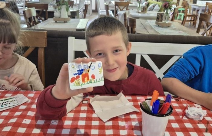 17 czerwca uczniowie klas drugich mieli okazję spędzić niezapomniany dzień w malowniczej Zagrodzie Kociewskiej. Program wycieczki obfitował w atrakcje, a jedną z najciekawszych były kreatywne warsztaty emalierskie. Dzieci dowiedziały się, czym jest emalia i jak powstają naczynia emaliowane. W części praktycznej każdy uczestnik mógł samodzielnie ozdobić ceramiczny magnes przy użyciu specjalnych markerów. Powstały w ten sposób wyjątkowe, kolorowe prace – prawdziwe małe dzieła sztuki, które będą piękną pamiątką na lata. Po warsztatach przyszedł czas na relaks i zabawę. Uczniowie korzystali z uroków otoczenia – bawili się na świeżym powietrzu, zwiedzali zagrodę i dokarmiali zwierzęta. Szerokie uśmiechy na twarzach dzieci, gdy wracały do szkoły, były najlepszym dowodem na to, że wyjazd był udany.