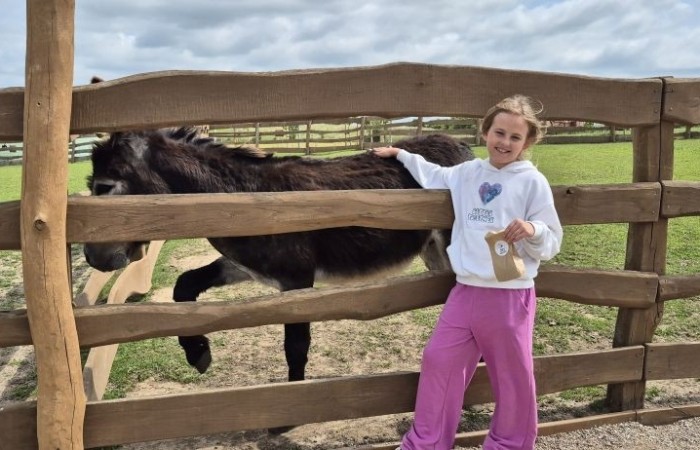 17 czerwca uczniowie klas drugich mieli okazję spędzić niezapomniany dzień w malowniczej Zagrodzie Kociewskiej. Program wycieczki obfitował w atrakcje, a jedną z najciekawszych były kreatywne warsztaty emalierskie. Dzieci dowiedziały się, czym jest emalia i jak powstają naczynia emaliowane. W części praktycznej każdy uczestnik mógł samodzielnie ozdobić ceramiczny magnes przy użyciu specjalnych markerów. Powstały w ten sposób wyjątkowe, kolorowe prace – prawdziwe małe dzieła sztuki, które będą piękną pamiątką na lata. Po warsztatach przyszedł czas na relaks i zabawę. Uczniowie korzystali z uroków otoczenia – bawili się na świeżym powietrzu, zwiedzali zagrodę i dokarmiali zwierzęta. Szerokie uśmiechy na twarzach dzieci, gdy wracały do szkoły, były najlepszym dowodem na to, że wyjazd był udany.