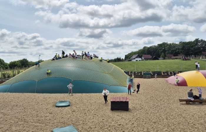 17 czerwca uczniowie klas drugich mieli okazję spędzić niezapomniany dzień w malowniczej Zagrodzie Kociewskiej. Program wycieczki obfitował w atrakcje, a jedną z najciekawszych były kreatywne warsztaty emalierskie. Dzieci dowiedziały się, czym jest emalia i jak powstają naczynia emaliowane. W części praktycznej każdy uczestnik mógł samodzielnie ozdobić ceramiczny magnes przy użyciu specjalnych markerów. Powstały w ten sposób wyjątkowe, kolorowe prace – prawdziwe małe dzieła sztuki, które będą piękną pamiątką na lata. Po warsztatach przyszedł czas na relaks i zabawę. Uczniowie korzystali z uroków otoczenia – bawili się na świeżym powietrzu, zwiedzali zagrodę i dokarmiali zwierzęta. Szerokie uśmiechy na twarzach dzieci, gdy wracały do szkoły, były najlepszym dowodem na to, że wyjazd był udany.