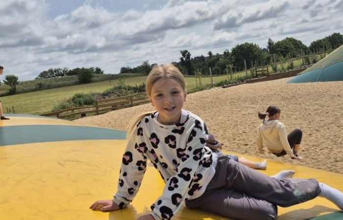 17 czerwca uczniowie klas drugich mieli okazję spędzić niezapomniany dzień w malowniczej Zagrodzie Kociewskiej. Program wycieczki obfitował w atrakcje, a jedną z najciekawszych były kreatywne warsztaty emalierskie. Dzieci dowiedziały się, czym jest emalia i jak powstają naczynia emaliowane. W części praktycznej każdy uczestnik mógł samodzielnie ozdobić ceramiczny magnes przy użyciu specjalnych markerów. Powstały w ten sposób wyjątkowe, kolorowe prace – prawdziwe małe dzieła sztuki, które będą piękną pamiątką na lata. Po warsztatach przyszedł czas na relaks i zabawę. Uczniowie korzystali z uroków otoczenia – bawili się na świeżym powietrzu, zwiedzali zagrodę i dokarmiali zwierzęta. Szerokie uśmiechy na twarzach dzieci, gdy wracały do szkoły, były najlepszym dowodem na to, że wyjazd był udany.