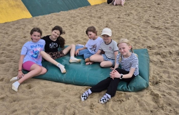 17 czerwca uczniowie klas drugich mieli okazję spędzić niezapomniany dzień w malowniczej Zagrodzie Kociewskiej. Program wycieczki obfitował w atrakcje, a jedną z najciekawszych były kreatywne warsztaty emalierskie. Dzieci dowiedziały się, czym jest emalia i jak powstają naczynia emaliowane. W części praktycznej każdy uczestnik mógł samodzielnie ozdobić ceramiczny magnes przy użyciu specjalnych markerów. Powstały w ten sposób wyjątkowe, kolorowe prace – prawdziwe małe dzieła sztuki, które będą piękną pamiątką na lata. Po warsztatach przyszedł czas na relaks i zabawę. Uczniowie korzystali z uroków otoczenia – bawili się na świeżym powietrzu, zwiedzali zagrodę i dokarmiali zwierzęta. Szerokie uśmiechy na twarzach dzieci, gdy wracały do szkoły, były najlepszym dowodem na to, że wyjazd był udany.