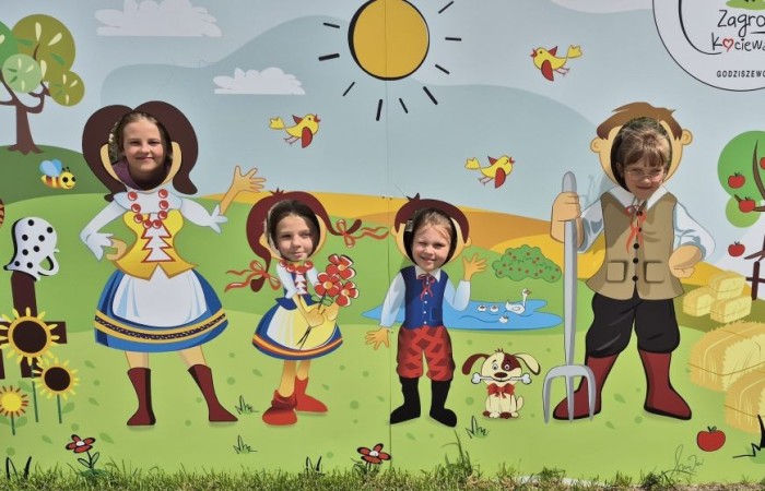 17 czerwca uczniowie klas drugich mieli okazję spędzić niezapomniany dzień w malowniczej Zagrodzie Kociewskiej. Program wycieczki obfitował w atrakcje, a jedną z najciekawszych były kreatywne warsztaty emalierskie. Dzieci dowiedziały się, czym jest emalia i jak powstają naczynia emaliowane. W części praktycznej każdy uczestnik mógł samodzielnie ozdobić ceramiczny magnes przy użyciu specjalnych markerów. Powstały w ten sposób wyjątkowe, kolorowe prace – prawdziwe małe dzieła sztuki, które będą piękną pamiątką na lata. Po warsztatach przyszedł czas na relaks i zabawę. Uczniowie korzystali z uroków otoczenia – bawili się na świeżym powietrzu, zwiedzali zagrodę i dokarmiali zwierzęta. Szerokie uśmiechy na twarzach dzieci, gdy wracały do szkoły, były najlepszym dowodem na to, że wyjazd był udany.