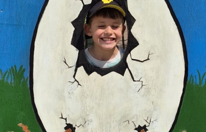 17 czerwca uczniowie klas drugich mieli okazję spędzić niezapomniany dzień w malowniczej Zagrodzie Kociewskiej. Program wycieczki obfitował w atrakcje, a jedną z najciekawszych były kreatywne warsztaty emalierskie. Dzieci dowiedziały się, czym jest emalia i jak powstają naczynia emaliowane. W części praktycznej każdy uczestnik mógł samodzielnie ozdobić ceramiczny magnes przy użyciu specjalnych markerów. Powstały w ten sposób wyjątkowe, kolorowe prace – prawdziwe małe dzieła sztuki, które będą piękną pamiątką na lata. Po warsztatach przyszedł czas na relaks i zabawę. Uczniowie korzystali z uroków otoczenia – bawili się na świeżym powietrzu, zwiedzali zagrodę i dokarmiali zwierzęta. Szerokie uśmiechy na twarzach dzieci, gdy wracały do szkoły, były najlepszym dowodem na to, że wyjazd był udany.