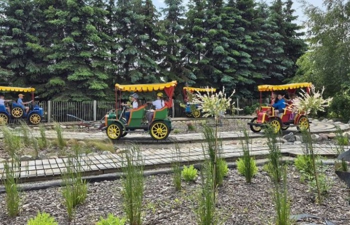 17 czerwca uczniowie klas drugich mieli okazję spędzić niezapomniany dzień w malowniczej Zagrodzie Kociewskiej. Program wycieczki obfitował w atrakcje, a jedną z najciekawszych były kreatywne warsztaty emalierskie. Dzieci dowiedziały się, czym jest emalia i jak powstają naczynia emaliowane. W części praktycznej każdy uczestnik mógł samodzielnie ozdobić ceramiczny magnes przy użyciu specjalnych markerów. Powstały w ten sposób wyjątkowe, kolorowe prace – prawdziwe małe dzieła sztuki, które będą piękną pamiątką na lata. Po warsztatach przyszedł czas na relaks i zabawę. Uczniowie korzystali z uroków otoczenia – bawili się na świeżym powietrzu, zwiedzali zagrodę i dokarmiali zwierzęta. Szerokie uśmiechy na twarzach dzieci, gdy wracały do szkoły, były najlepszym dowodem na to, że wyjazd był udany.