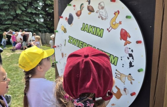 17 czerwca uczniowie klas drugich mieli okazję spędzić niezapomniany dzień w malowniczej Zagrodzie Kociewskiej. Program wycieczki obfitował w atrakcje, a jedną z najciekawszych były kreatywne warsztaty emalierskie. Dzieci dowiedziały się, czym jest emalia i jak powstają naczynia emaliowane. W części praktycznej każdy uczestnik mógł samodzielnie ozdobić ceramiczny magnes przy użyciu specjalnych markerów. Powstały w ten sposób wyjątkowe, kolorowe prace – prawdziwe małe dzieła sztuki, które będą piękną pamiątką na lata. Po warsztatach przyszedł czas na relaks i zabawę. Uczniowie korzystali z uroków otoczenia – bawili się na świeżym powietrzu, zwiedzali zagrodę i dokarmiali zwierzęta. Szerokie uśmiechy na twarzach dzieci, gdy wracały do szkoły, były najlepszym dowodem na to, że wyjazd był udany.