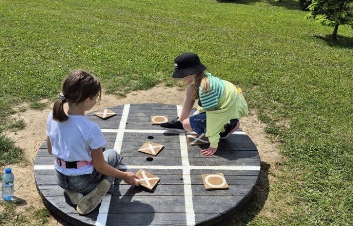 17 czerwca uczniowie klas drugich mieli okazję spędzić niezapomniany dzień w malowniczej Zagrodzie Kociewskiej. Program wycieczki obfitował w atrakcje, a jedną z najciekawszych były kreatywne warsztaty emalierskie. Dzieci dowiedziały się, czym jest emalia i jak powstają naczynia emaliowane. W części praktycznej każdy uczestnik mógł samodzielnie ozdobić ceramiczny magnes przy użyciu specjalnych markerów. Powstały w ten sposób wyjątkowe, kolorowe prace – prawdziwe małe dzieła sztuki, które będą piękną pamiątką na lata. Po warsztatach przyszedł czas na relaks i zabawę. Uczniowie korzystali z uroków otoczenia – bawili się na świeżym powietrzu, zwiedzali zagrodę i dokarmiali zwierzęta. Szerokie uśmiechy na twarzach dzieci, gdy wracały do szkoły, były najlepszym dowodem na to, że wyjazd był udany.