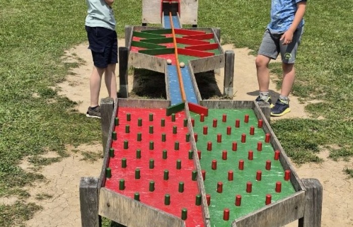 17 czerwca uczniowie klas drugich mieli okazję spędzić niezapomniany dzień w malowniczej Zagrodzie Kociewskiej. Program wycieczki obfitował w atrakcje, a jedną z najciekawszych były kreatywne warsztaty emalierskie. Dzieci dowiedziały się, czym jest emalia i jak powstają naczynia emaliowane. W części praktycznej każdy uczestnik mógł samodzielnie ozdobić ceramiczny magnes przy użyciu specjalnych markerów. Powstały w ten sposób wyjątkowe, kolorowe prace – prawdziwe małe dzieła sztuki, które będą piękną pamiątką na lata. Po warsztatach przyszedł czas na relaks i zabawę. Uczniowie korzystali z uroków otoczenia – bawili się na świeżym powietrzu, zwiedzali zagrodę i dokarmiali zwierzęta. Szerokie uśmiechy na twarzach dzieci, gdy wracały do szkoły, były najlepszym dowodem na to, że wyjazd był udany.