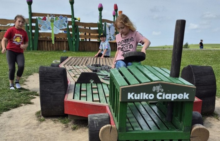 17 czerwca uczniowie klas drugich mieli okazję spędzić niezapomniany dzień w malowniczej Zagrodzie Kociewskiej. Program wycieczki obfitował w atrakcje, a jedną z najciekawszych były kreatywne warsztaty emalierskie. Dzieci dowiedziały się, czym jest emalia i jak powstają naczynia emaliowane. W części praktycznej każdy uczestnik mógł samodzielnie ozdobić ceramiczny magnes przy użyciu specjalnych markerów. Powstały w ten sposób wyjątkowe, kolorowe prace – prawdziwe małe dzieła sztuki, które będą piękną pamiątką na lata. Po warsztatach przyszedł czas na relaks i zabawę. Uczniowie korzystali z uroków otoczenia – bawili się na świeżym powietrzu, zwiedzali zagrodę i dokarmiali zwierzęta. Szerokie uśmiechy na twarzach dzieci, gdy wracały do szkoły, były najlepszym dowodem na to, że wyjazd był udany.