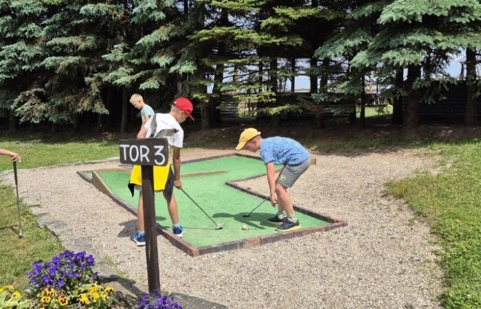 17 czerwca uczniowie klas drugich mieli okazję spędzić niezapomniany dzień w malowniczej Zagrodzie Kociewskiej. Program wycieczki obfitował w atrakcje, a jedną z najciekawszych były kreatywne warsztaty emalierskie. Dzieci dowiedziały się, czym jest emalia i jak powstają naczynia emaliowane. W części praktycznej każdy uczestnik mógł samodzielnie ozdobić ceramiczny magnes przy użyciu specjalnych markerów. Powstały w ten sposób wyjątkowe, kolorowe prace – prawdziwe małe dzieła sztuki, które będą piękną pamiątką na lata. Po warsztatach przyszedł czas na relaks i zabawę. Uczniowie korzystali z uroków otoczenia – bawili się na świeżym powietrzu, zwiedzali zagrodę i dokarmiali zwierzęta. Szerokie uśmiechy na twarzach dzieci, gdy wracały do szkoły, były najlepszym dowodem na to, że wyjazd był udany.