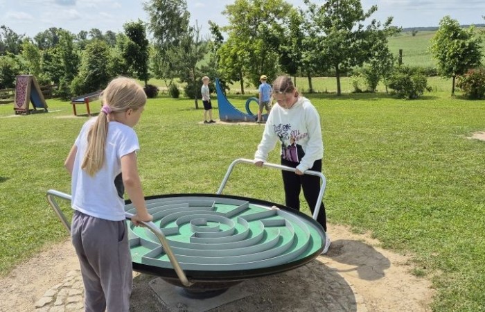 17 czerwca uczniowie klas drugich mieli okazję spędzić niezapomniany dzień w malowniczej Zagrodzie Kociewskiej. Program wycieczki obfitował w atrakcje, a jedną z najciekawszych były kreatywne warsztaty emalierskie. Dzieci dowiedziały się, czym jest emalia i jak powstają naczynia emaliowane. W części praktycznej każdy uczestnik mógł samodzielnie ozdobić ceramiczny magnes przy użyciu specjalnych markerów. Powstały w ten sposób wyjątkowe, kolorowe prace – prawdziwe małe dzieła sztuki, które będą piękną pamiątką na lata. Po warsztatach przyszedł czas na relaks i zabawę. Uczniowie korzystali z uroków otoczenia – bawili się na świeżym powietrzu, zwiedzali zagrodę i dokarmiali zwierzęta. Szerokie uśmiechy na twarzach dzieci, gdy wracały do szkoły, były najlepszym dowodem na to, że wyjazd był udany.